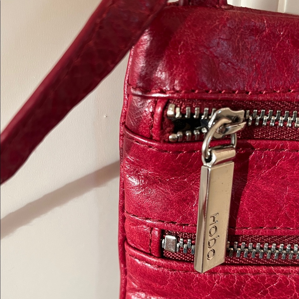 Hobo Burgundy Leather Crossbody Bag 3 Zippered Pockets - Picture 3 of 11